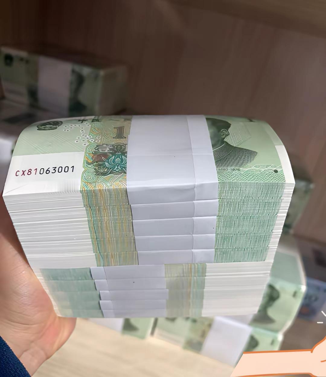 五年前，这是我在银行兑换的绿色一元纸币
足足有十几捆，都是全新连号的。当初手里有