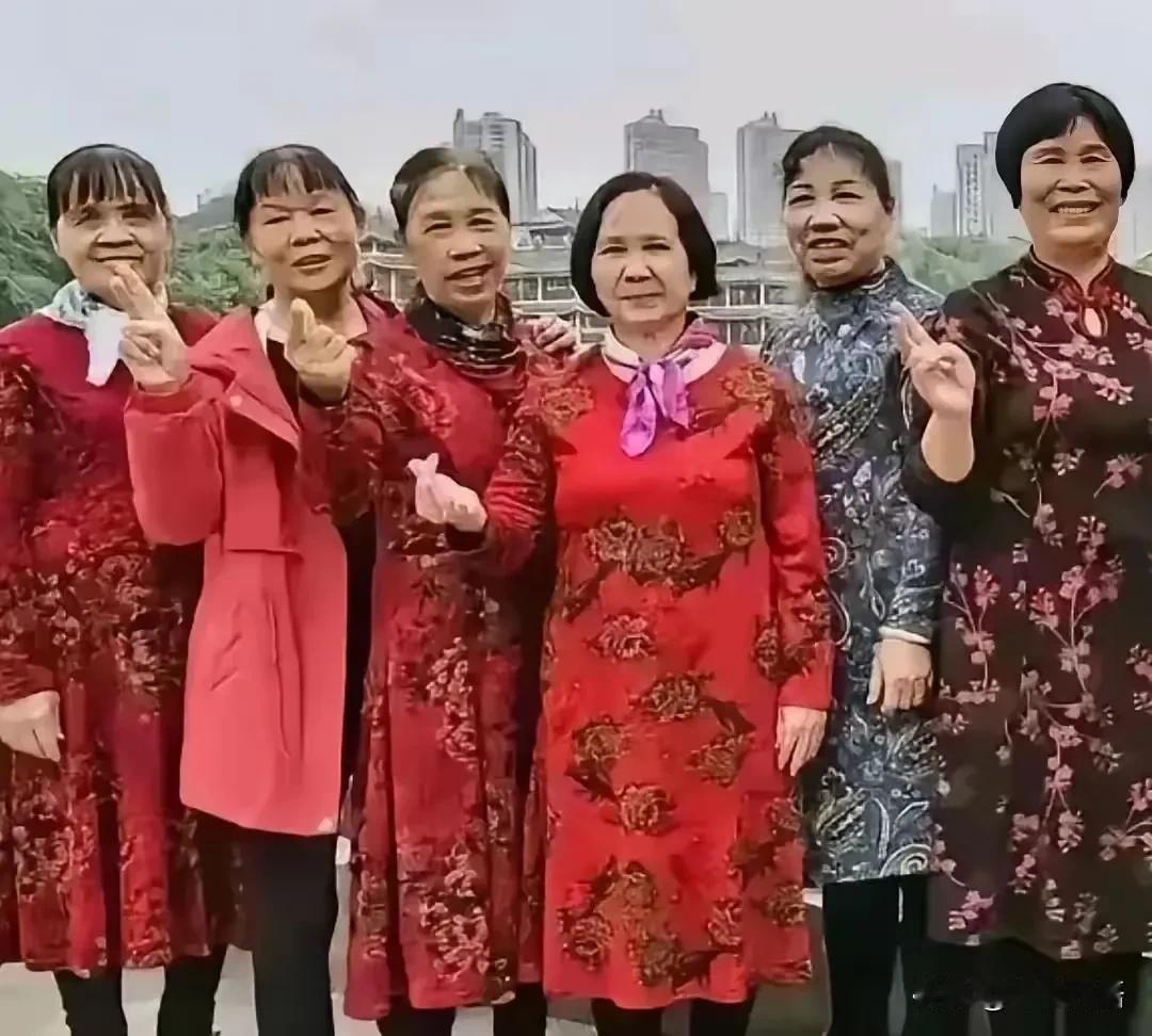 每日看图一首打油诗

几位大妈不算老，
为赶时尚穿旗袍。
心态年轻是好事，
身材