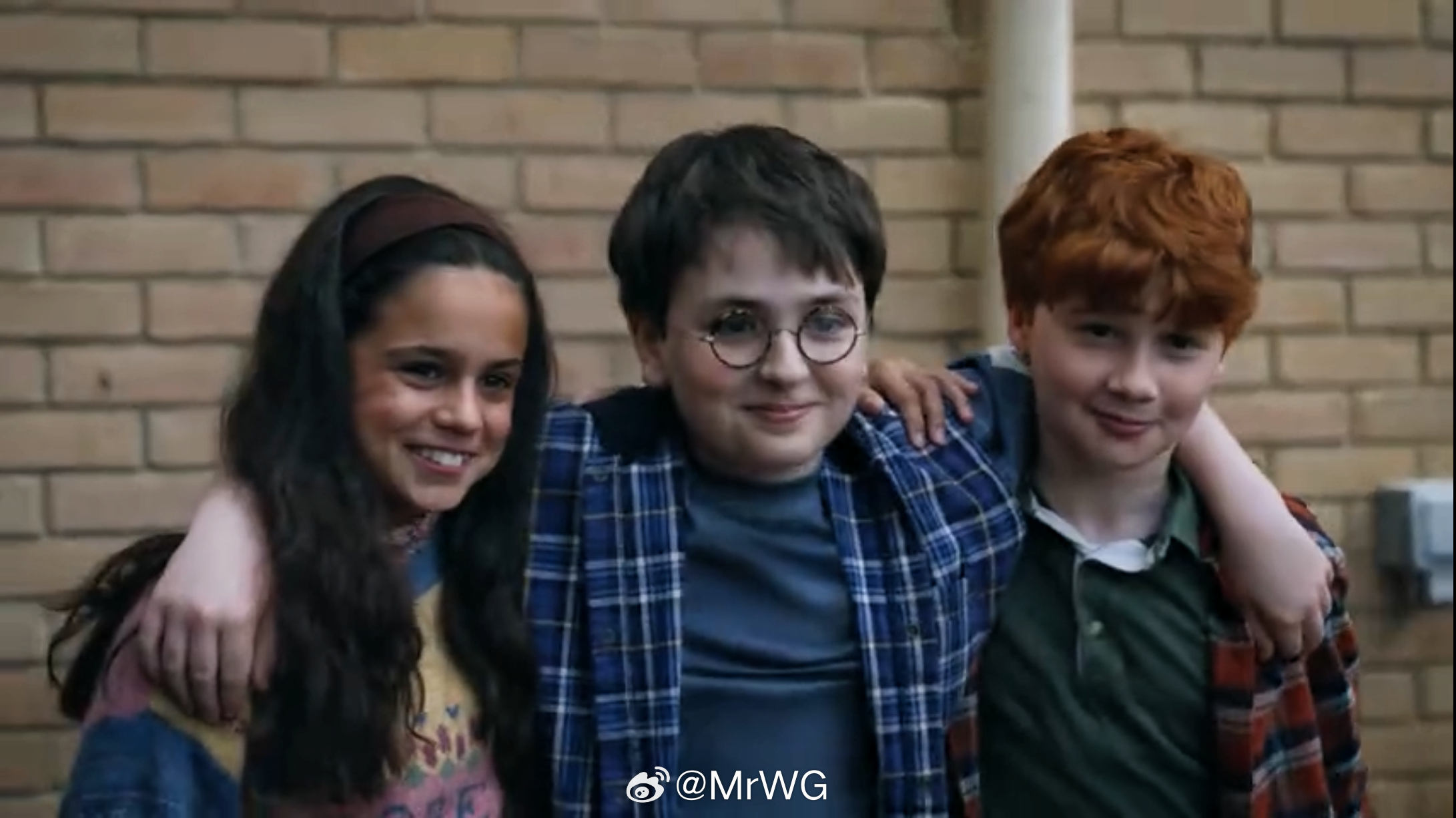 哈利波特剧版哈利波特 图中，应该是新版《哈利波特》三小只最初试镜完后造型——多米