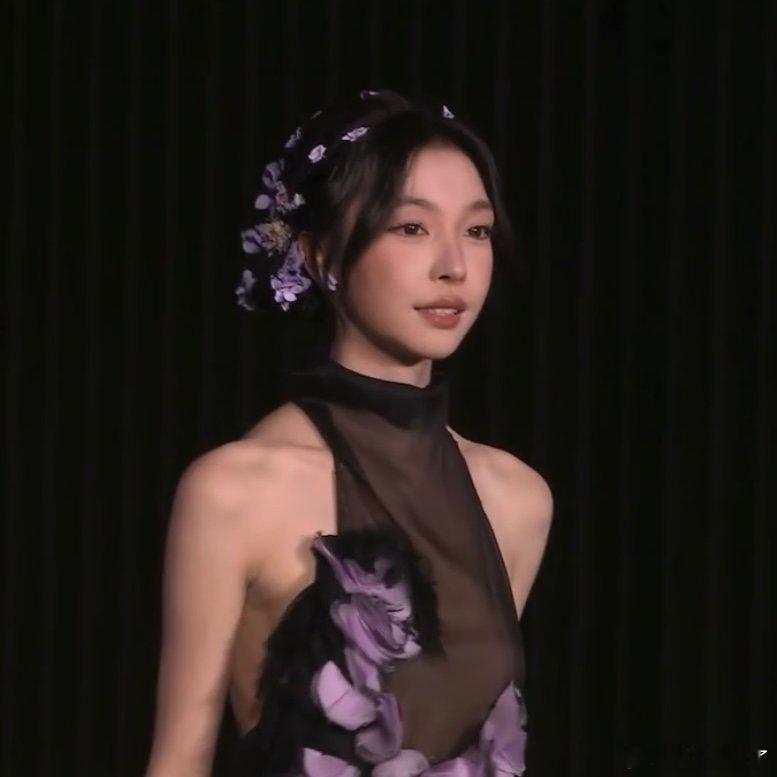 #易梦玲走秀#我的天易梦玲又变美了，就是那种网红气质越来越淡了，感觉她蜕变挺成功