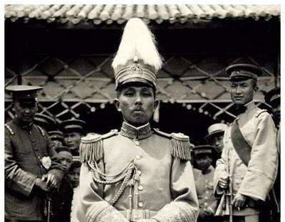 故事，1923年，大军阀杨森喝醉了，误把自己的干儿女曾桂芝当成了姨太太，抱着她宠