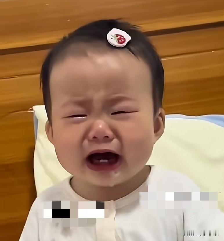 近日，福建一宝宝展示战术性哭泣，哭着哭着突然停下，探着小脑袋看有没有人来抱抱她，