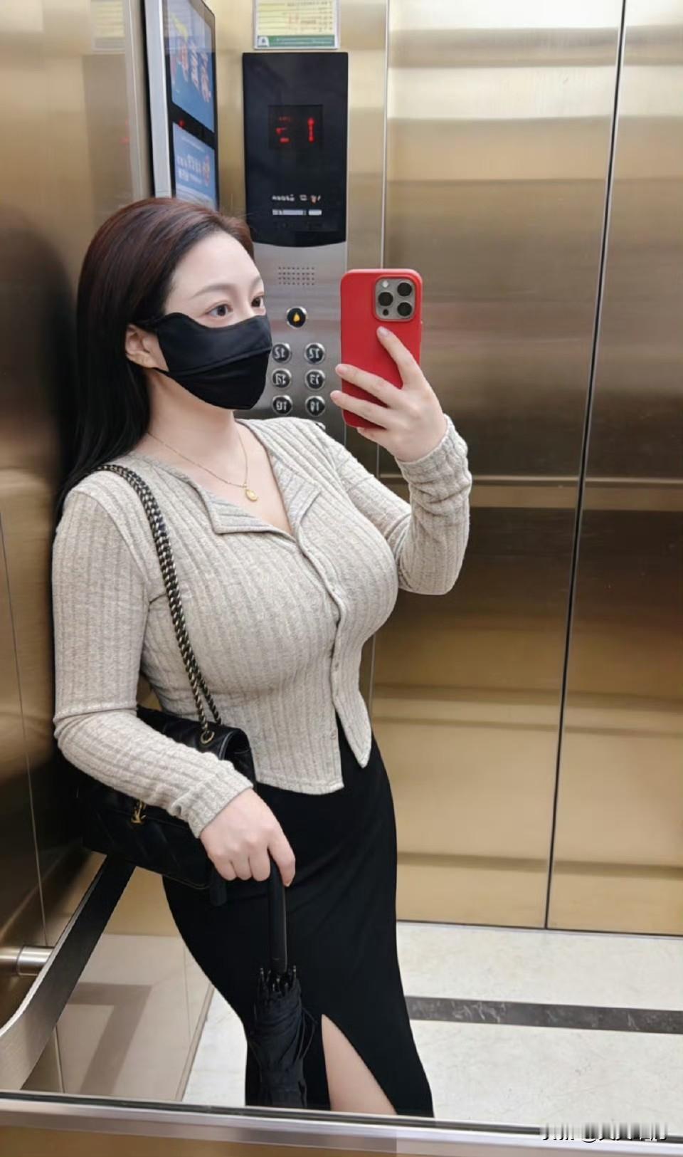 戴着口罩也封印不了她的美貌，这身材太完美了!绝世容颜女神 高颜值神颜女子 遮脸口