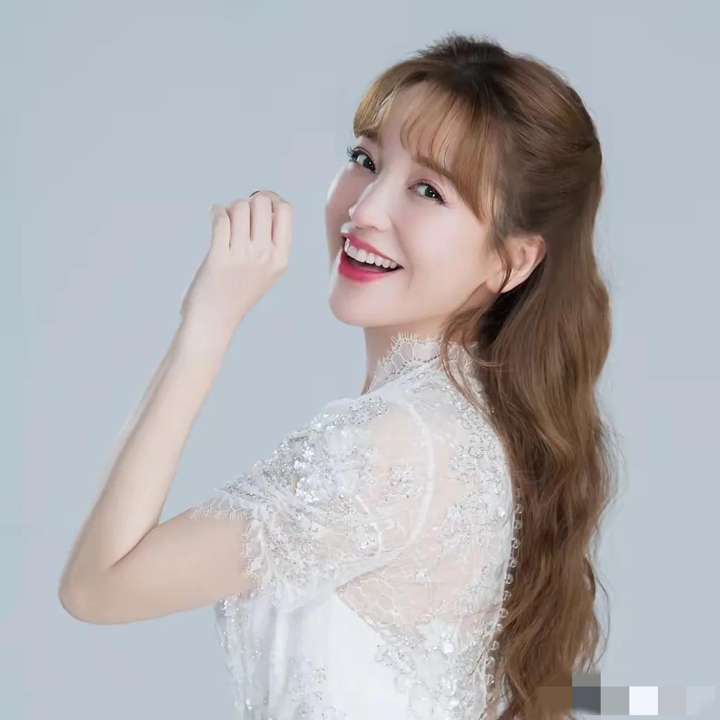 易立竞那几刀，捅得太狠了。

问金莎经济来源，她老实说商演，就那三件套翻来覆去地