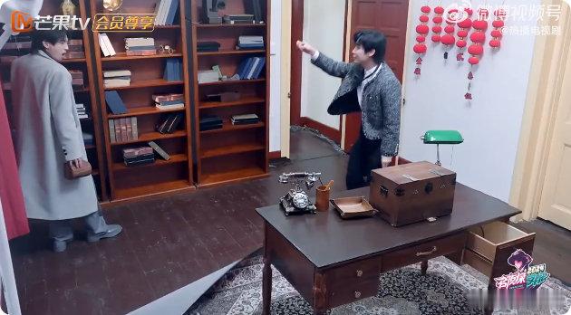 邵明明的眼睛就是尺  名侦探学院8收官邵明明刚站定在摆满各类物品的房间里，眼睛便