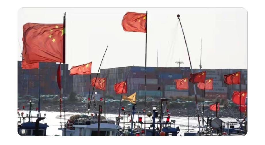 最近美媒又开始整活了。《纽约时报》报道，东海频繁有大量渔船集结，还摆出奇怪阵型。