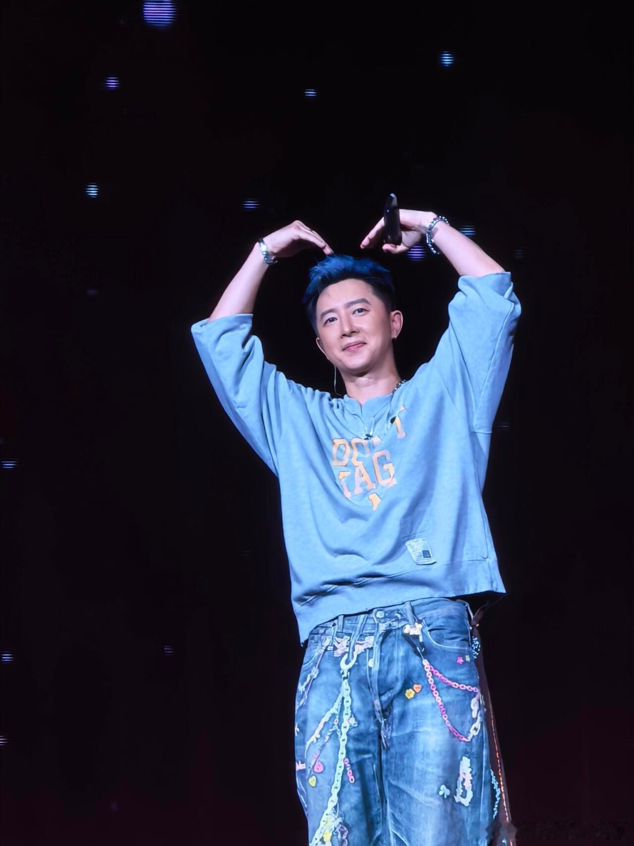 见证韩庚从饭撒小白到熟练营业的全过程。广州演唱会上，粉丝大声喊话让他比心，他立刻