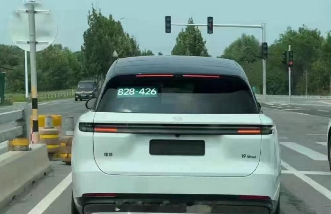 理想i9 Home的无伪装实车图亮相这个位置看着很像是蔚来es8如果未来会出L系