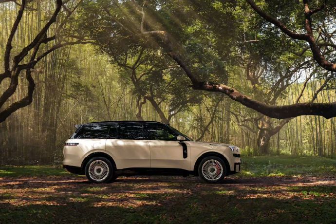 领克900大五座万物皆可装这个尺寸做大五座，的确刺激：地板纯平，1120mm二排