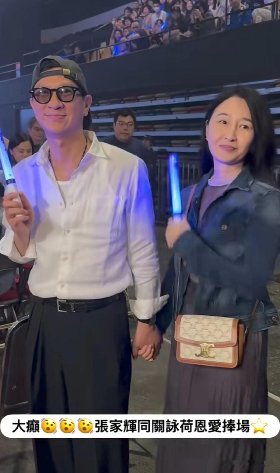 破防了！张家辉关咏荷演唱会十指紧扣，这才是娱乐圈爱情天花板
 
谁能想到，在绯闻
