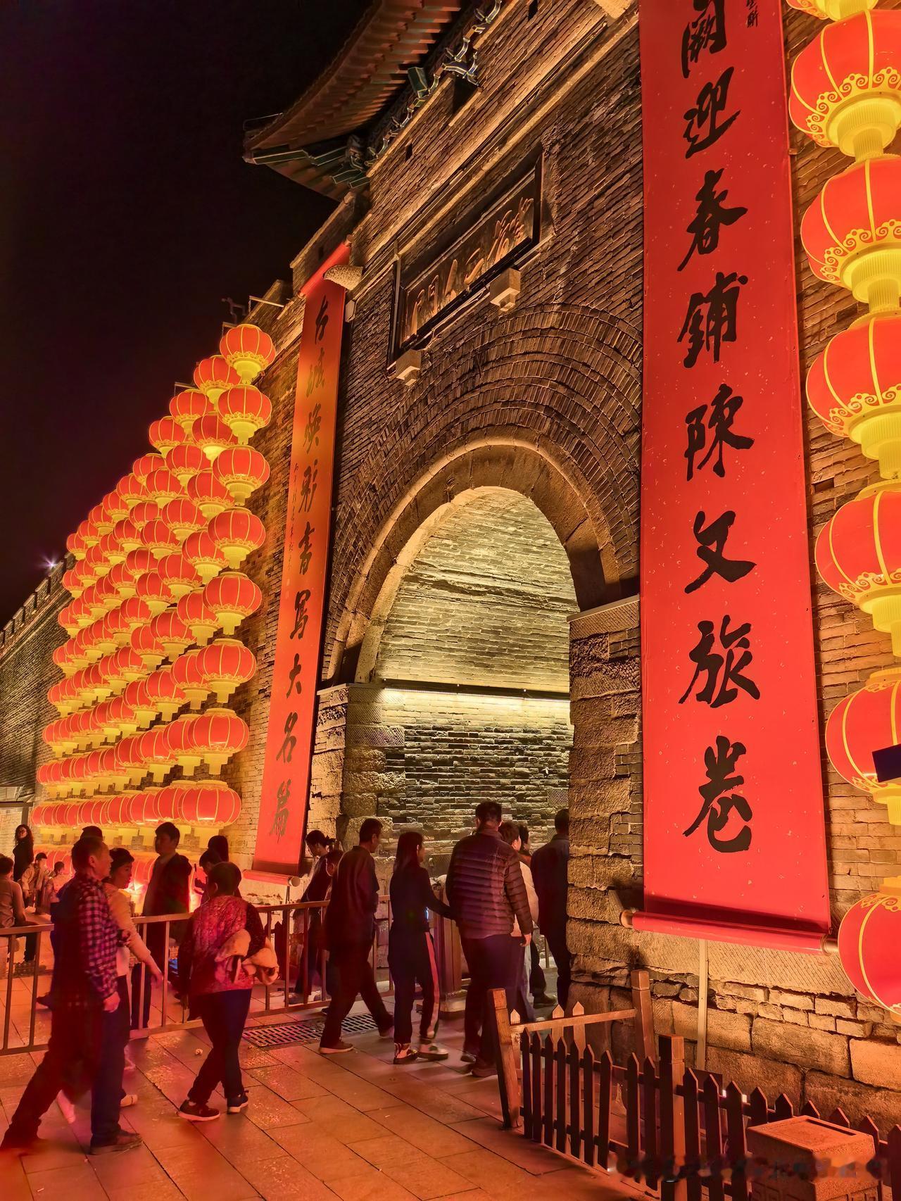 为满足广大游客的需求，即日起至正月十六，弘敬阁与北门将呈现灯光秀。弘敬阁于晚7点
