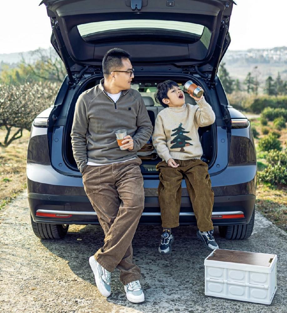 发现个有意思的事儿：
跟老爸关系特别铁的孩子，
往后多半能
取得更稳当、更扎实的