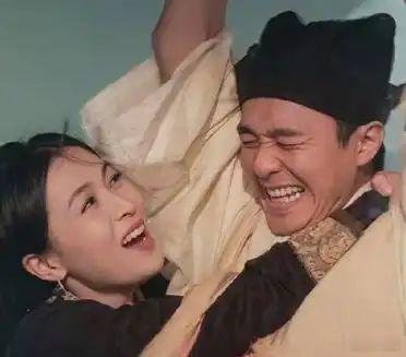 刘嘉玲亮相功夫女足香港首映礼同周星驰配合默契，圈内不少社恐艺人愿意跟她处交情，这