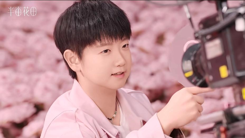 新加坡大满贯夺冠后，
莎莎的代言花絮惊喜放送。
元宵节莎莎和你一起快乐蓬发，
还