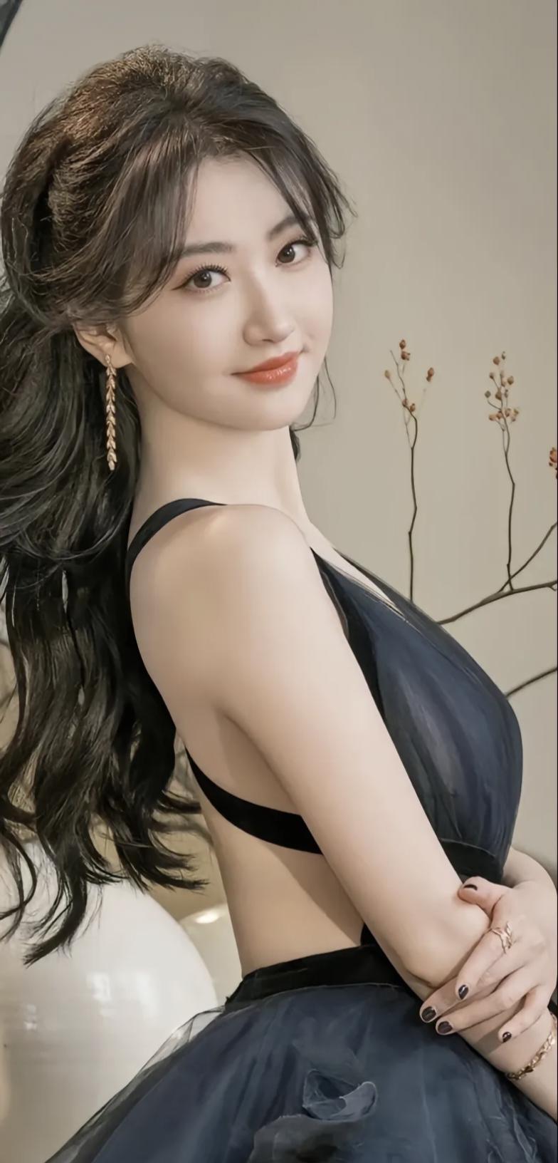 红袖添香夜，轻纱掩玉颜。