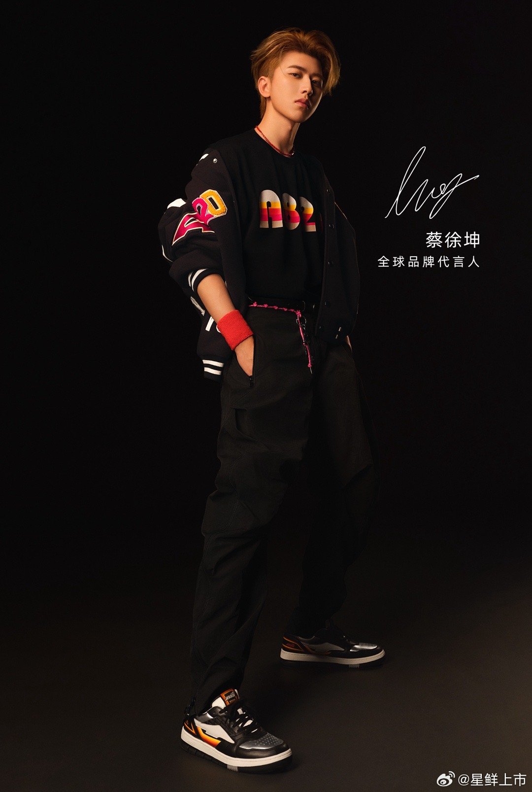 #蔡徐坤的限定复古大片#  亮色棒球服搭配基础内搭，复古运动鞋成为点睛之笔。每一