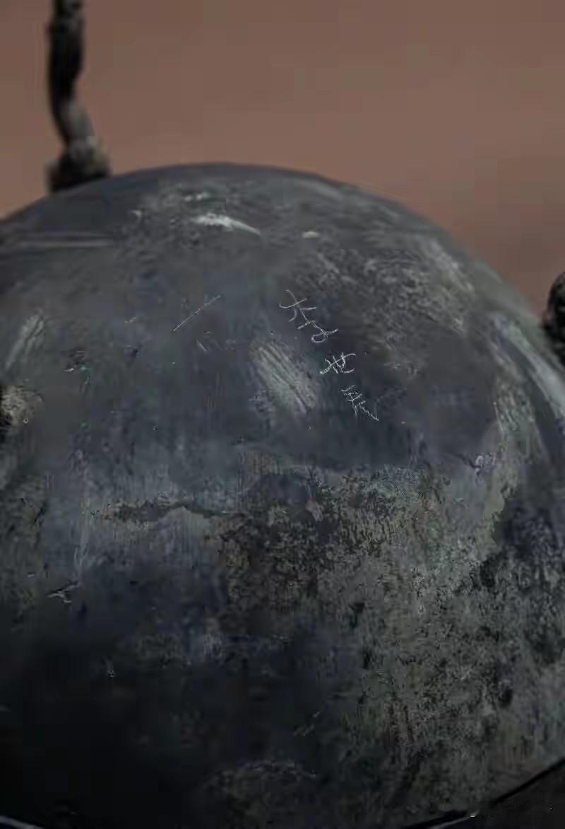 战国青铜器文物居然被刻上了“李世民”三个字，划痕很清晰，这是哪个人所为呢？

荆