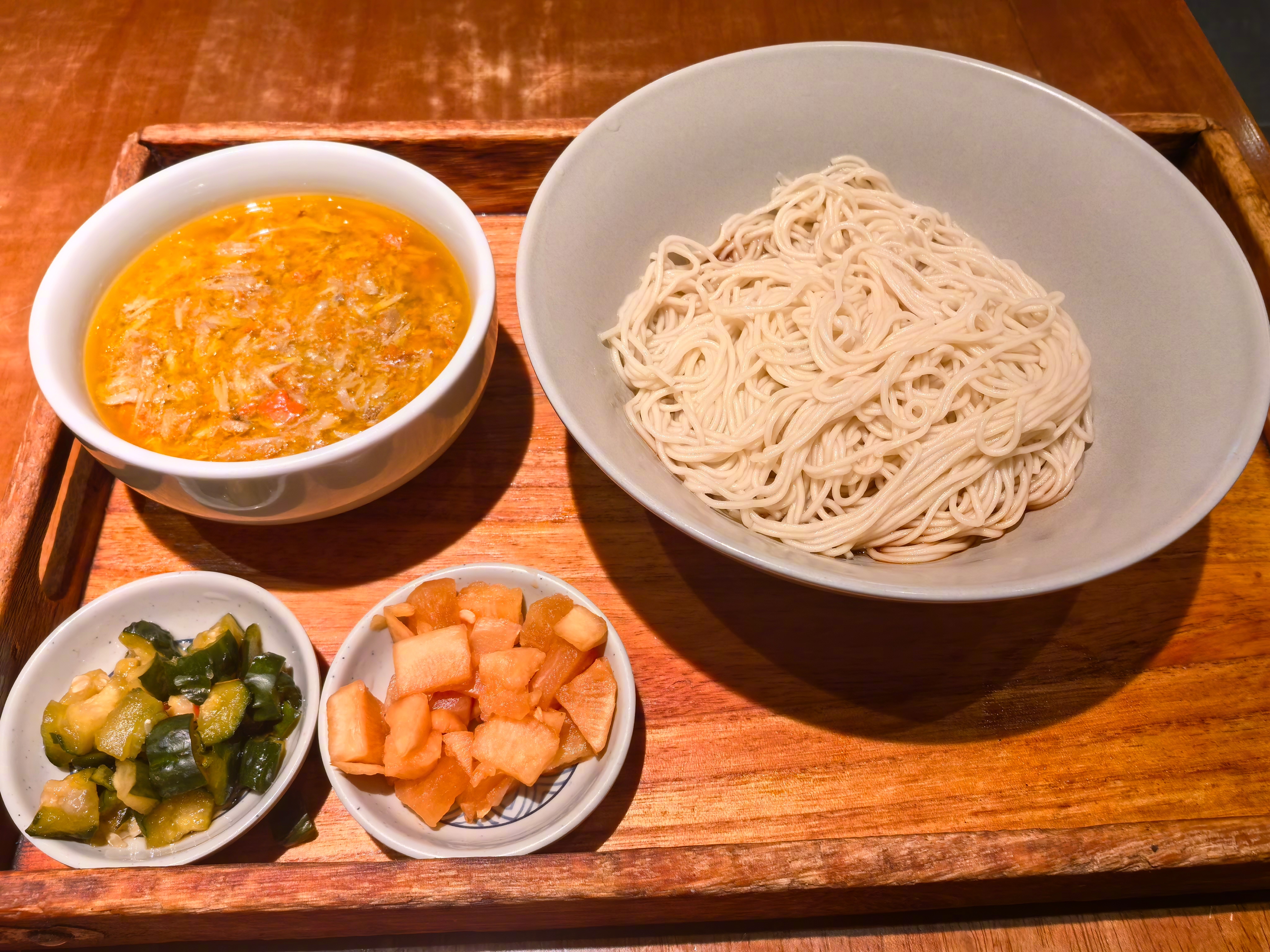 苏面很不错，例如鲜虾面和焖肉面，但蟹黄面差评。做生意不容易，就不说店名了，团购8