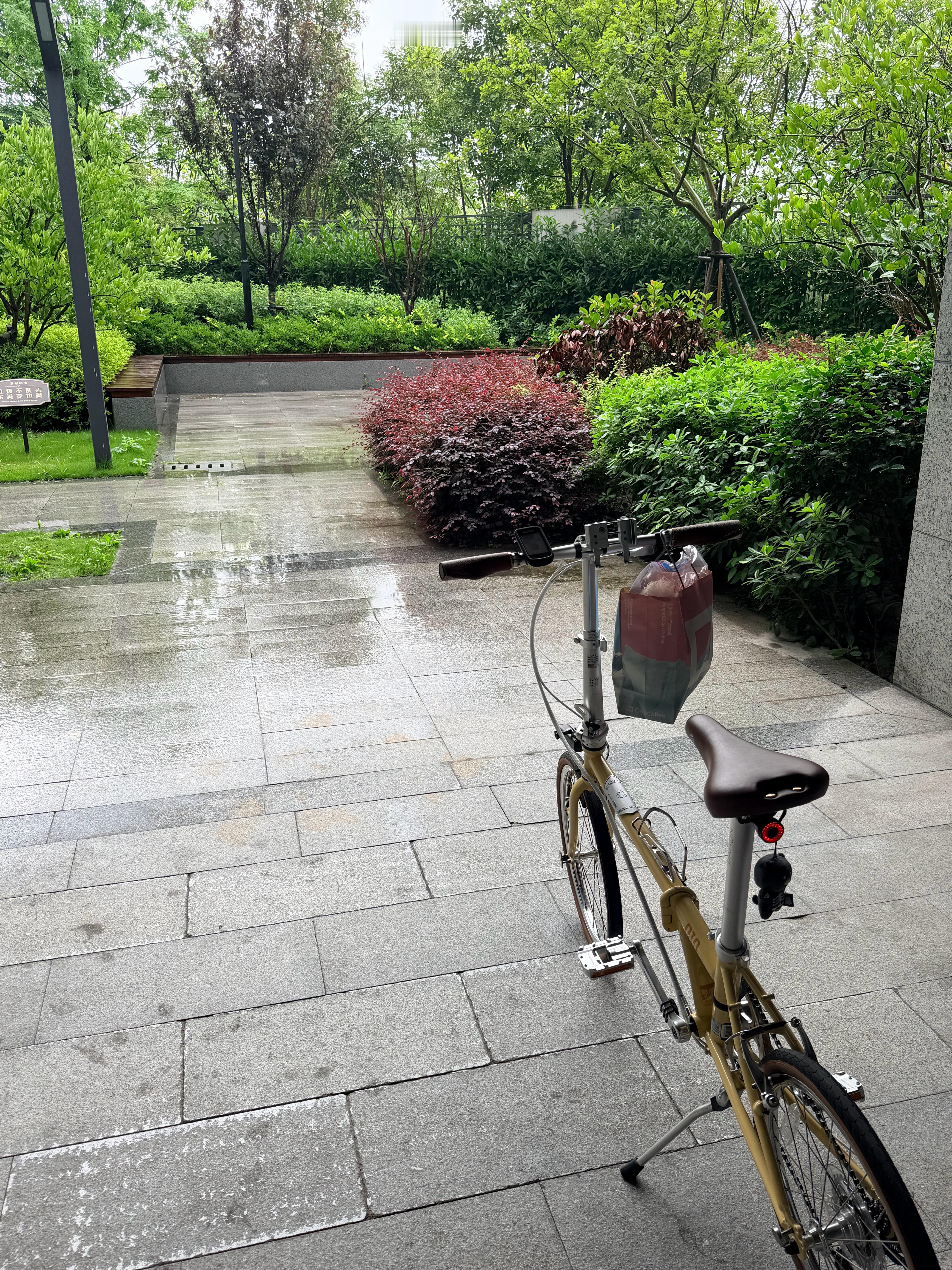 打算骑自行车去朋友家。 结果下雨。xqf：你要雨披吗？这个车是要我非骑不可 