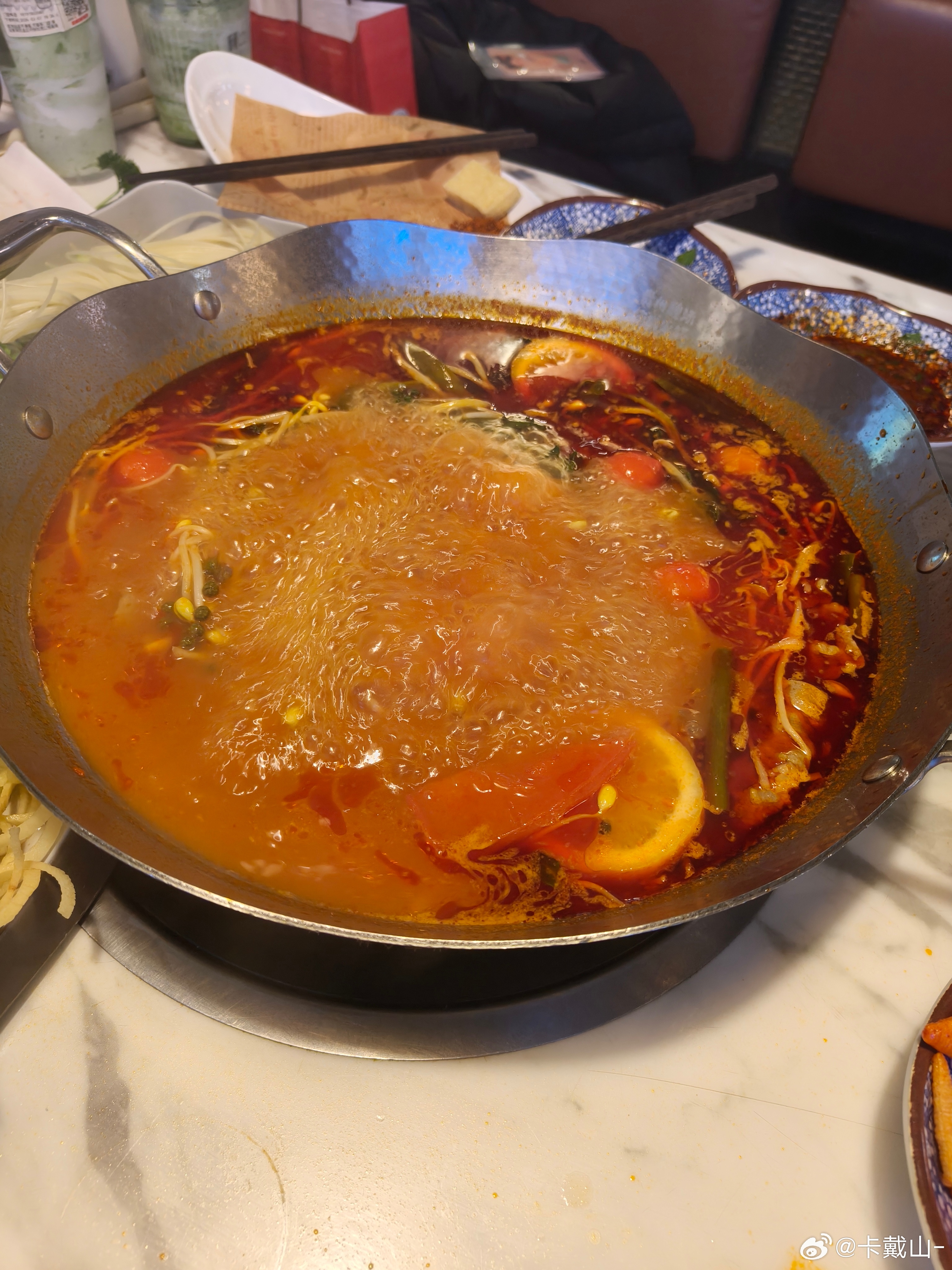 今天感觉怎么比冬天还冷🥶吹的脑瓜疼~赶紧吃贵州酸汤锅暖和一下。说实话酸汤锅激起