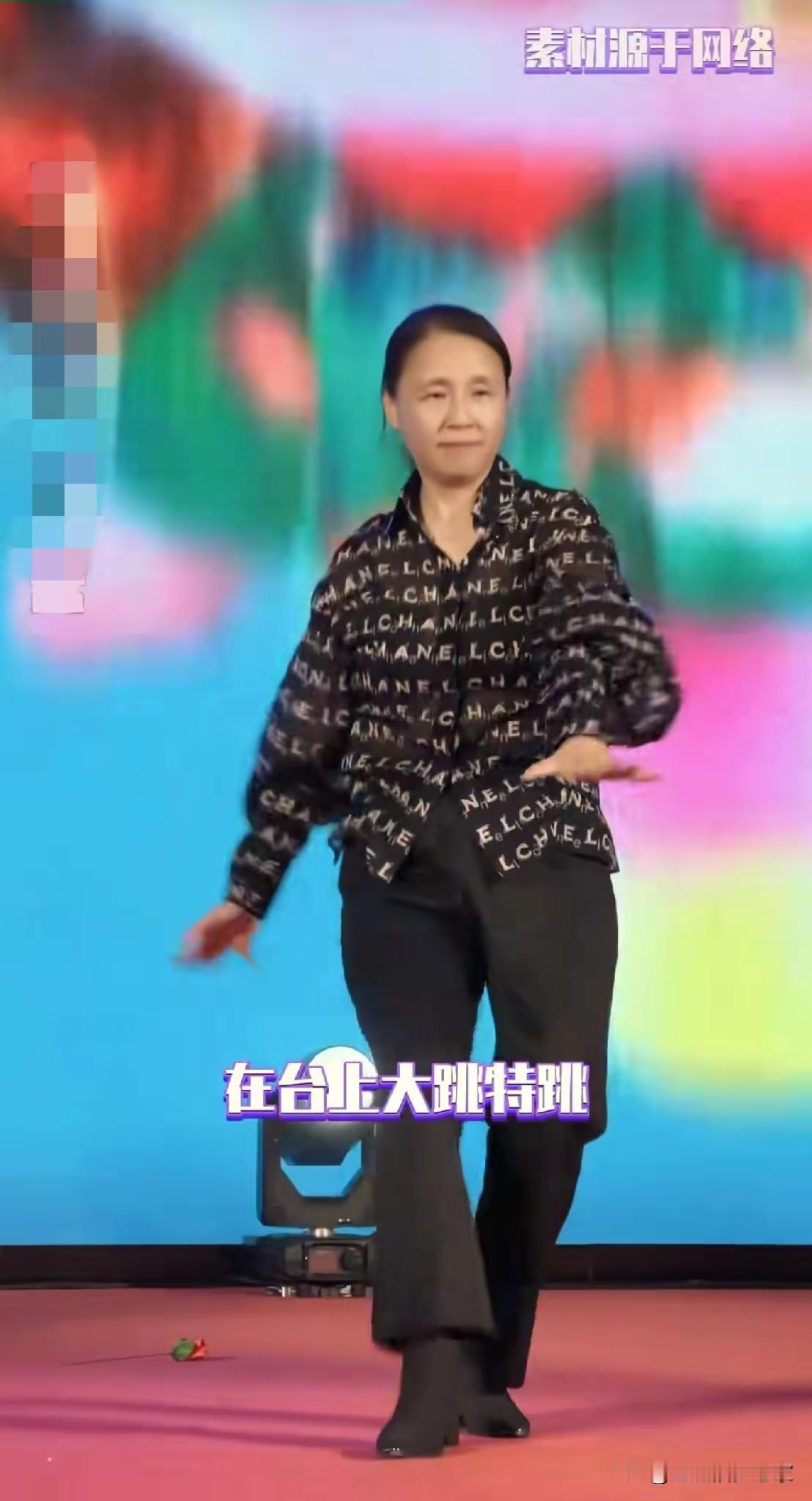 龙丹妮年会跳舞火了！谁能想到这是“选秀教母”？
 
刷到龙丹妮在年会上跳舞的视频