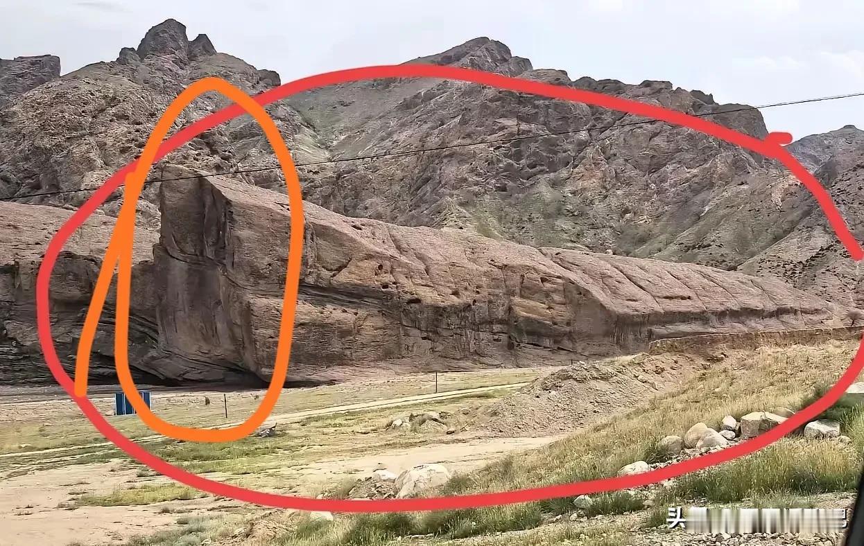 这是内地这几家在西藏游玩，
露宿遇难的地方棺材山，
看看这外部特征，
真的太形象