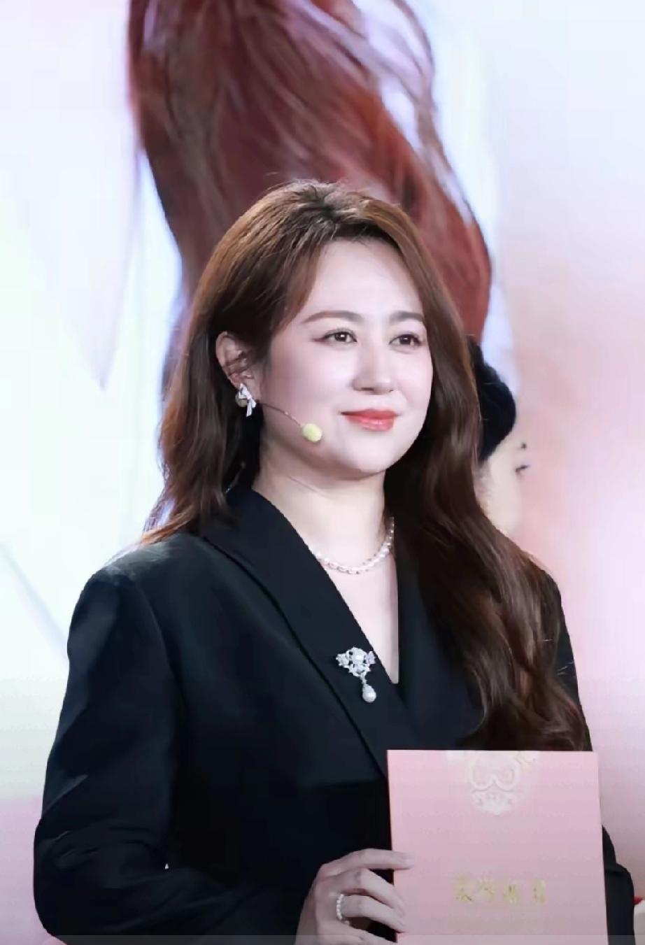 马丽宁波活动造型美出圈！全黑穿搭气场拉满，气质绝了
 
    马丽现身宁波出席