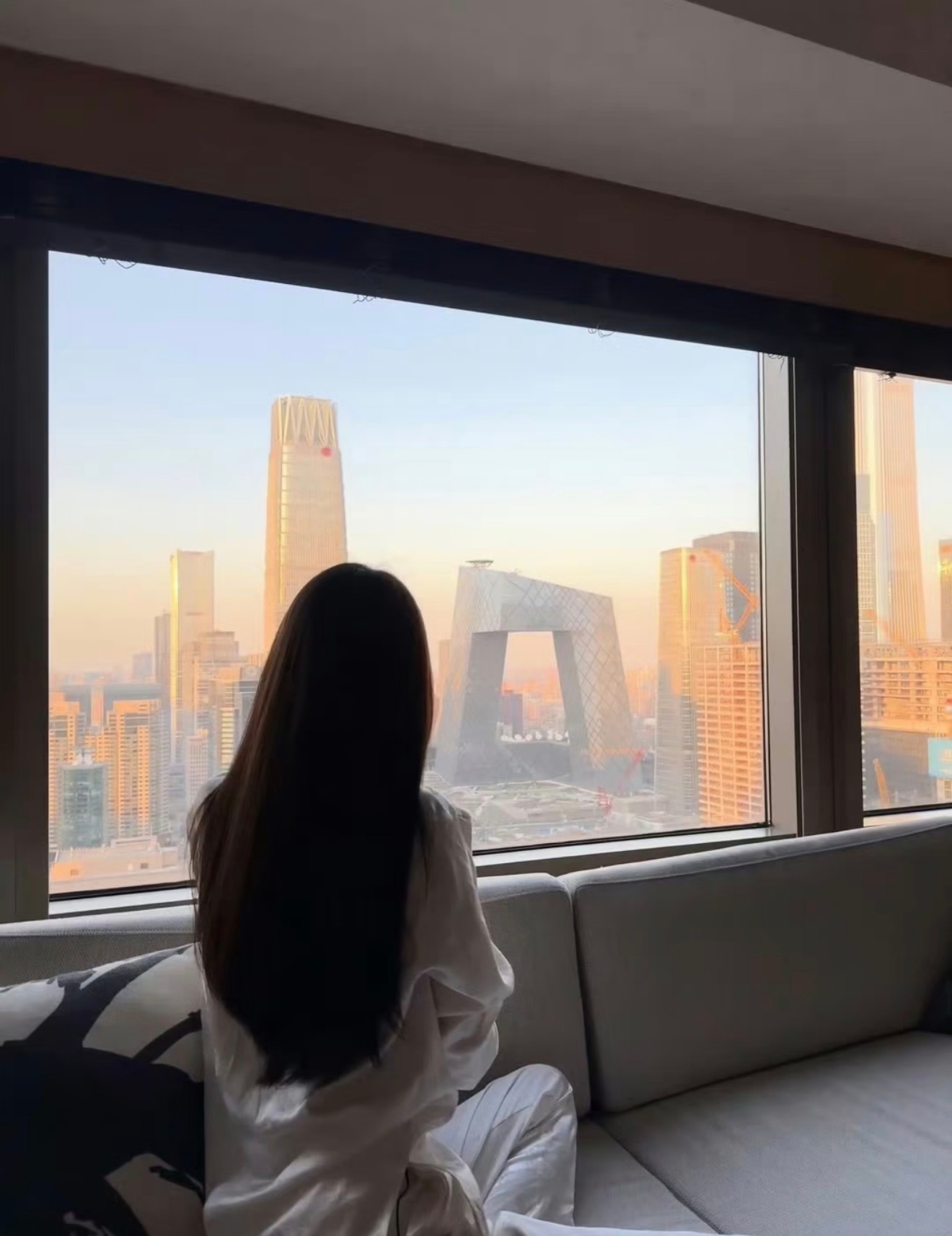 后来，大家都不敢轻易晒幸福了，谁也不知道今日的圆满，某天会不会化作一记耳光，狠狠