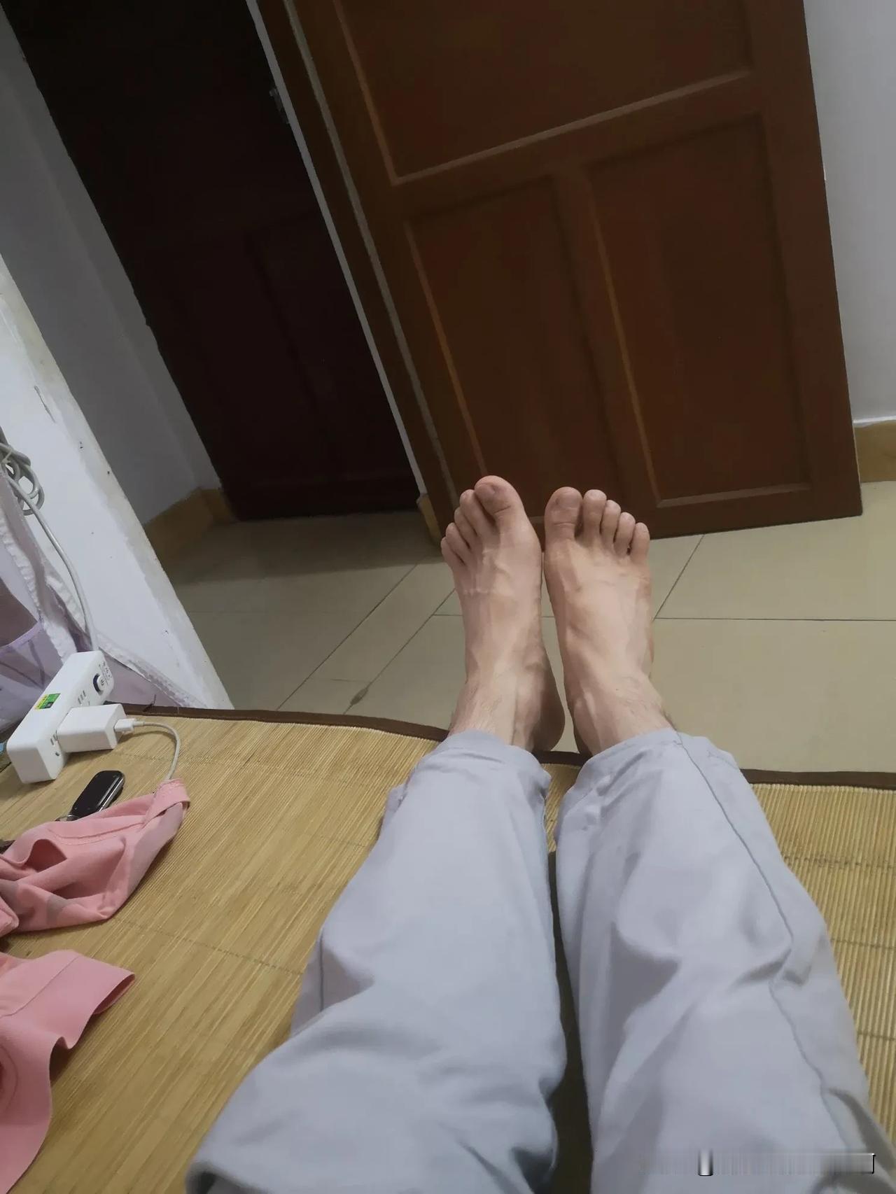 中秋节宅家玩手机
别你们都去搞烧烤了吗
久躺刷手机