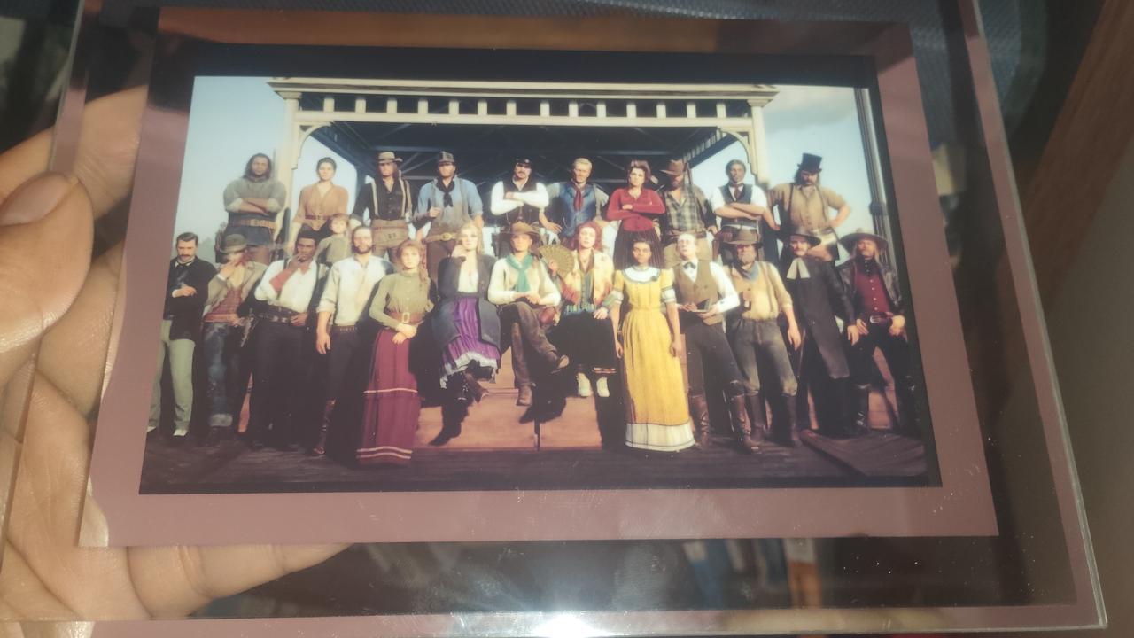 从孩子房间偶然发现一张图片，还是裱起来的，看了半天，里面的人物一个也不认识。
