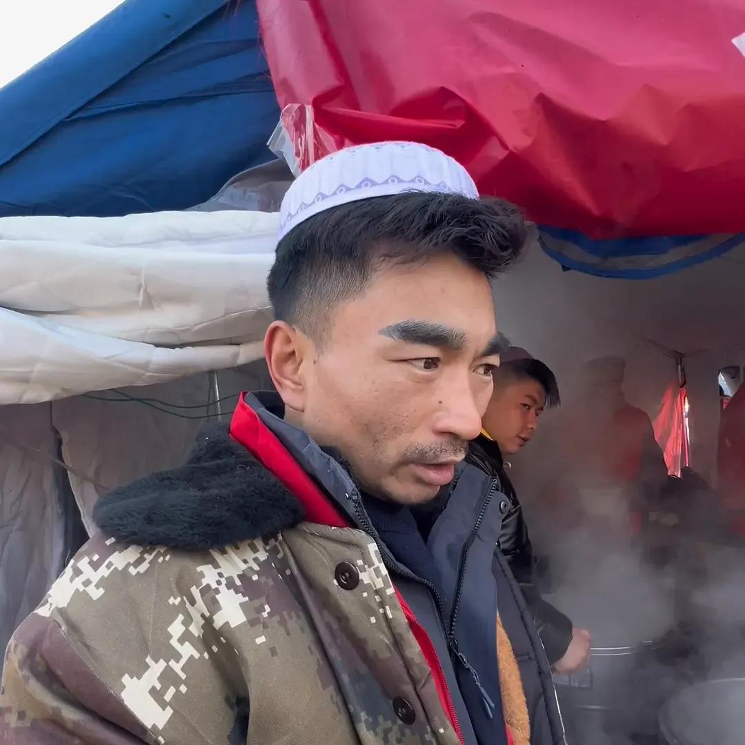 “尽管你们长得不帅，但你们却是最帅的儿子娃。”这是这次甘肃地震救灾中以为兰州牛肉