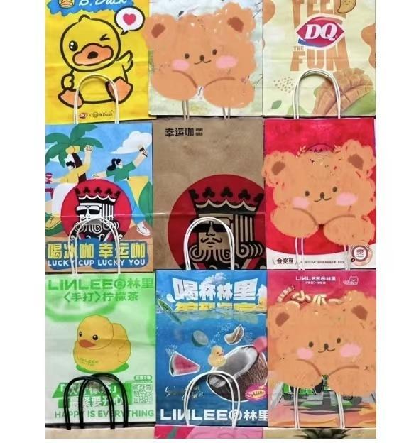 #为什么很多年轻人热衷收集纸袋#因为这些纸袋都是限定的，设计又很有趣，所以收藏起