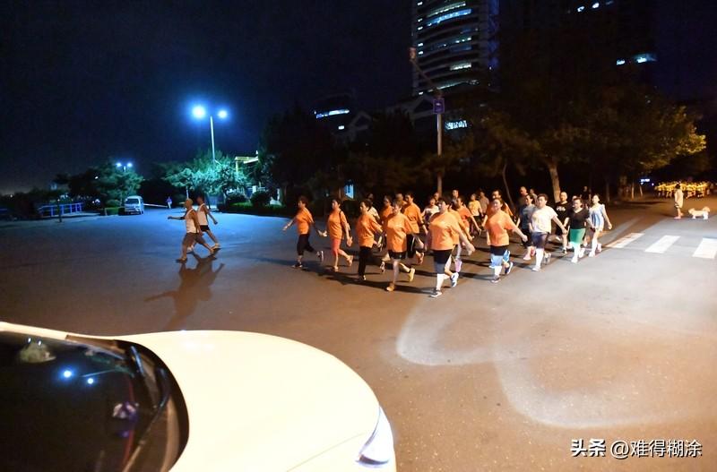 我挺讨厌暴走团的。之前我晚上开车回家，一群暴走团直接占了机动车道，浩浩荡荡的，我