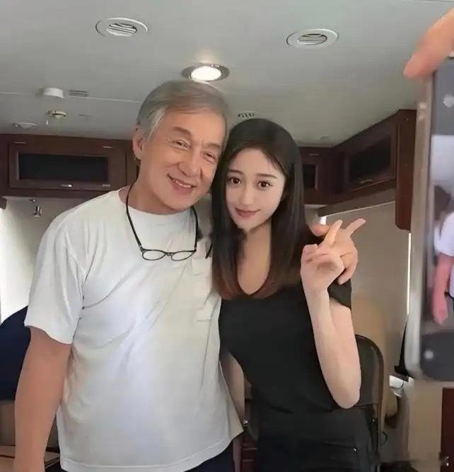73岁的成龙已经满头白发了 ​​​