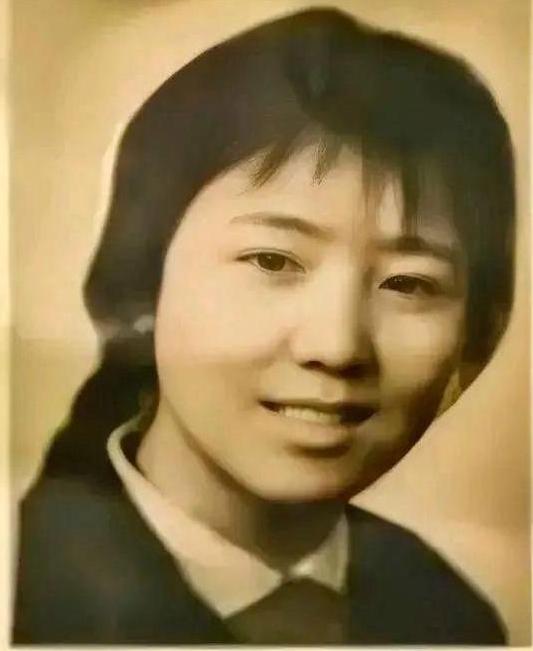 1972年，泥瓦匠张复生娶了城里的女知青，晚上睡觉他发现妻子的腰变粗了，他以为妻
