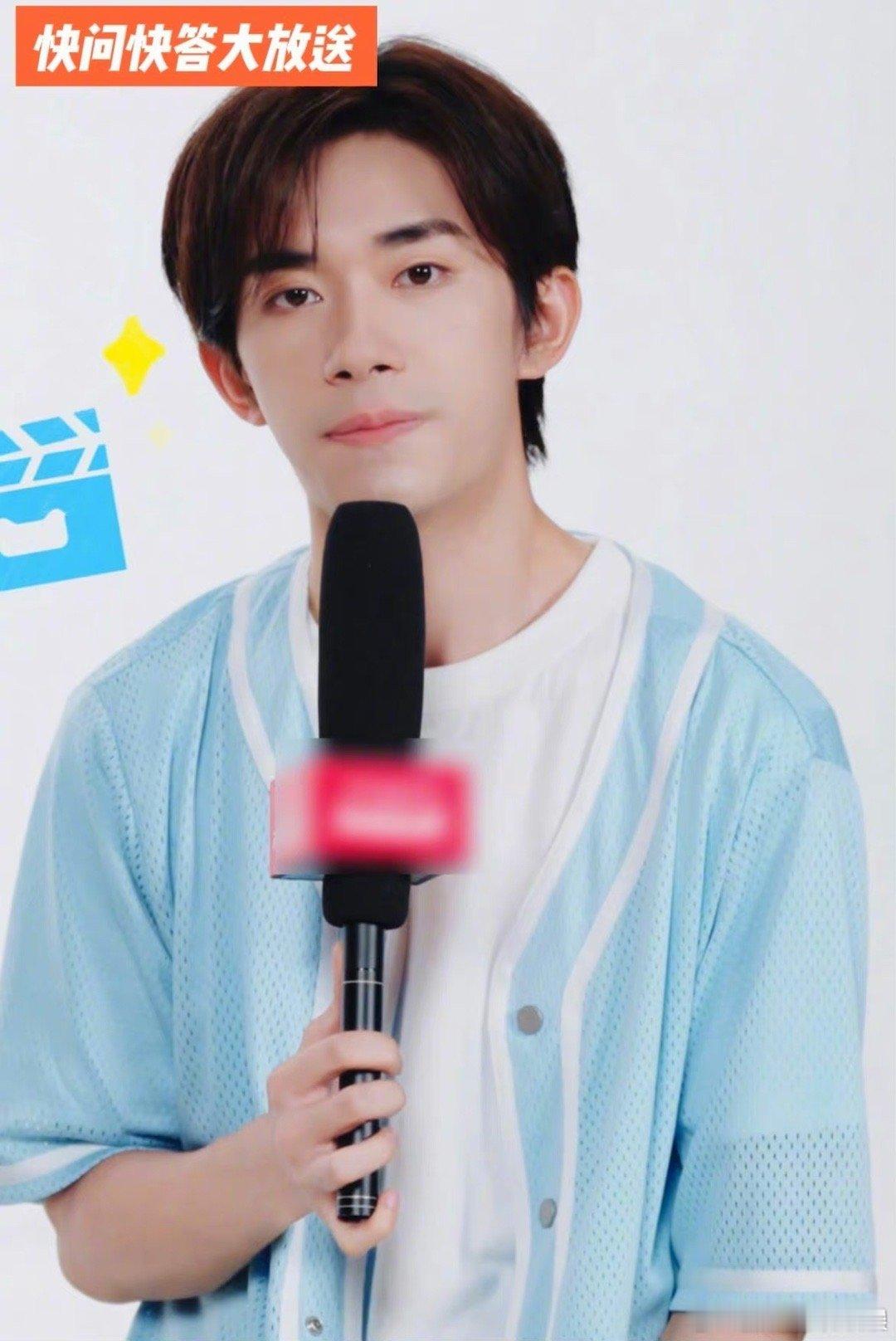 #易烊千玺最新采访截图# 最新精彩采访登场！千玺清爽灵动，活力迸发。说起乒乓球、