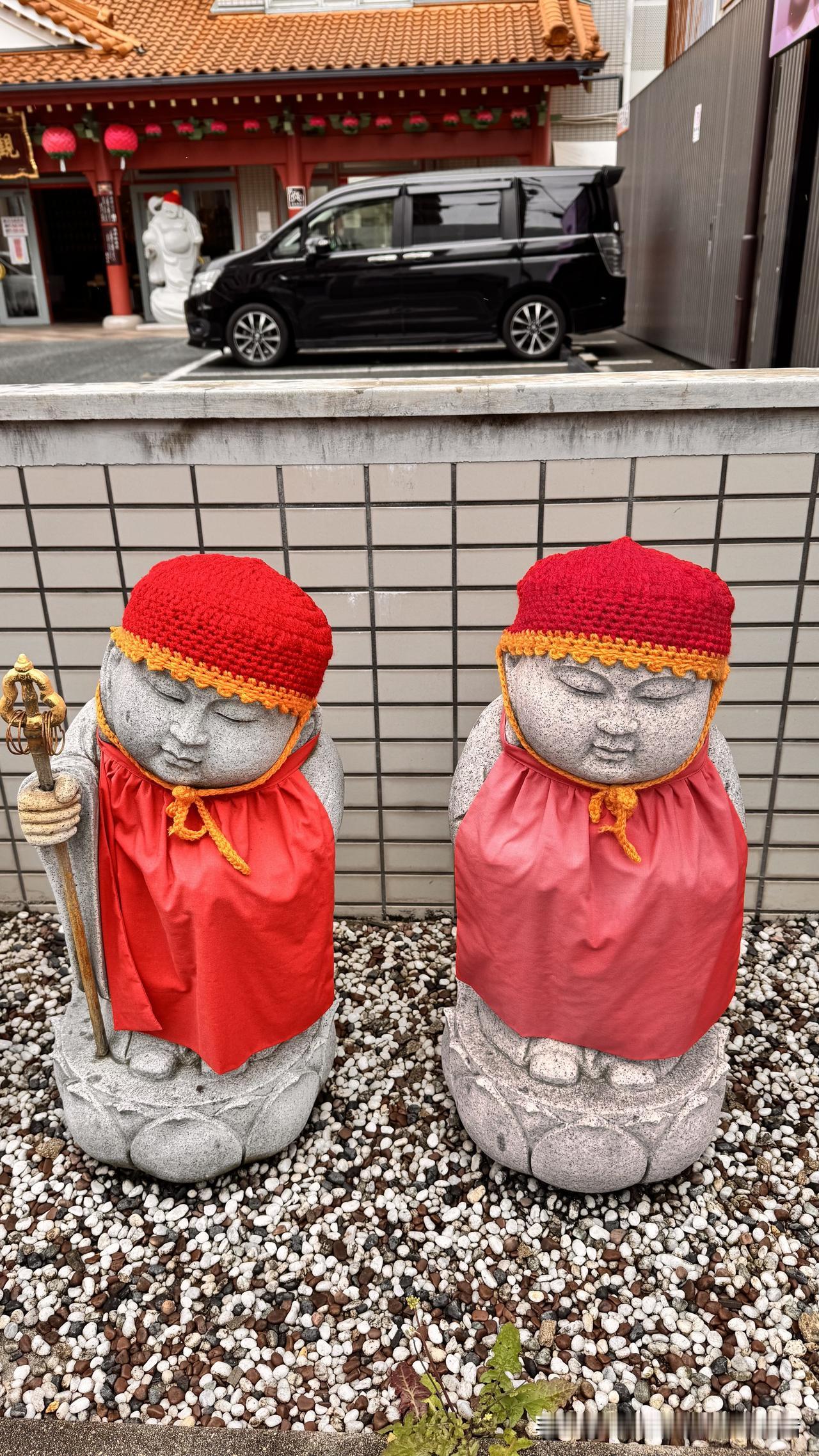 今天晚饭煎的和牛，几块黑乎乎的肉，看着不起眼，可是今天的主角。

今天是到大阪的