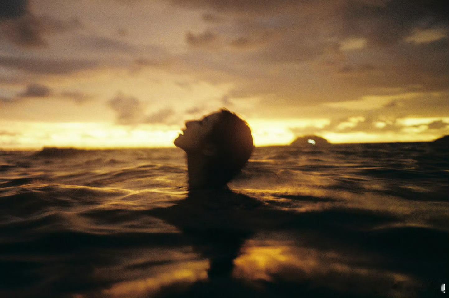 李兰迪湿发氛围感大片 最新的度假日常来啦完全美神来的，海边落日➕湿发红裙，电影氛