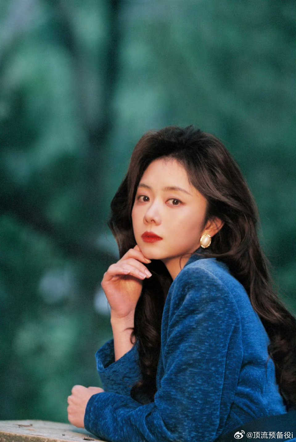 谭松韵大波浪卷发好能打 年代港风美人有了 妈咪妈咪 