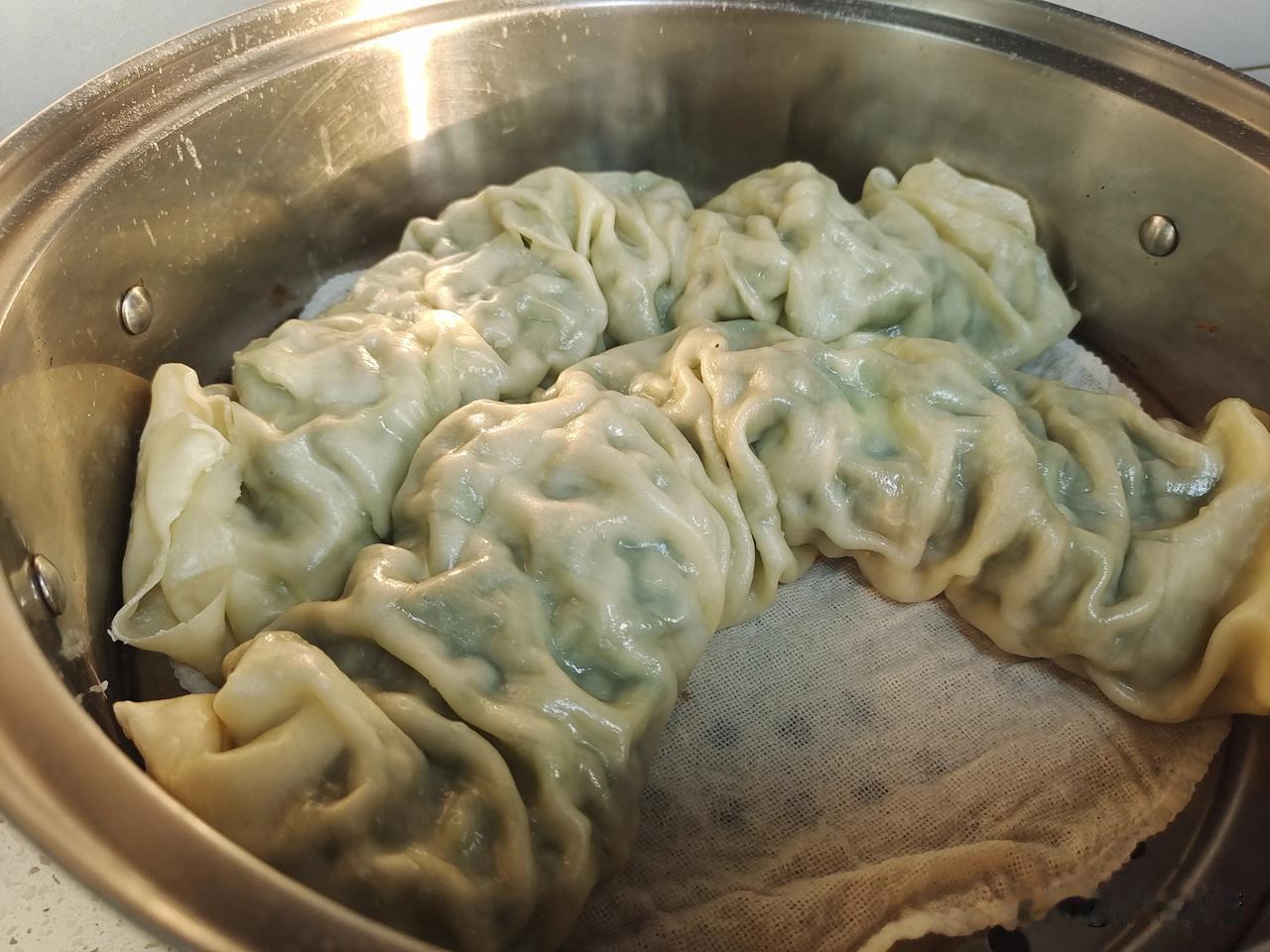 大早上裹的苋菜鸡蛋菜馍，好吃😋