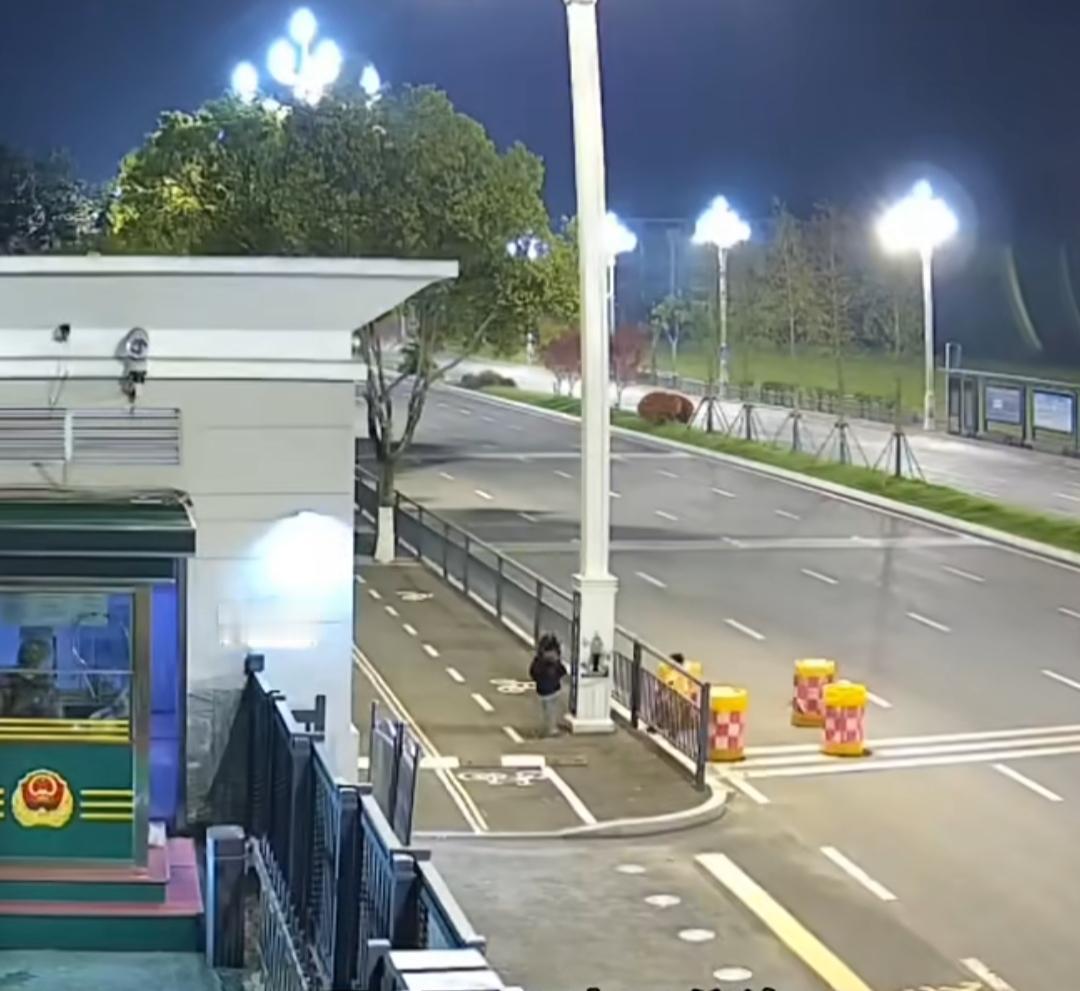 深夜22时45分，城市早已褪去喧嚣，两名幼童却独自在黄石武警支队营区门口徘徊。