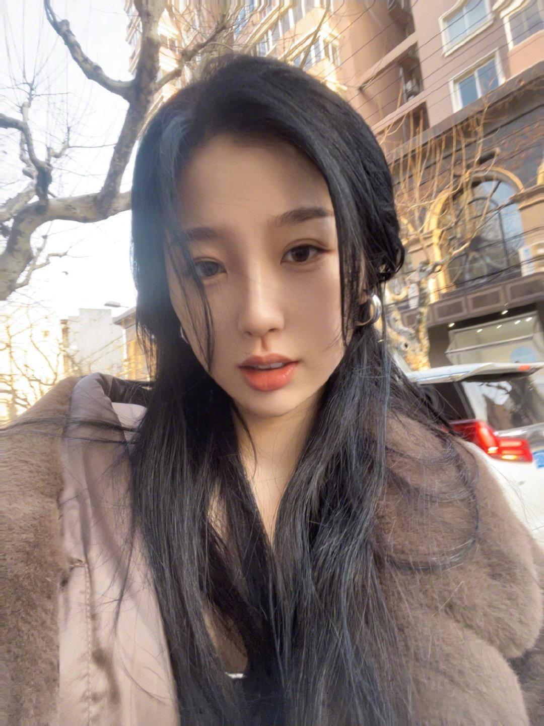 她好像一个明星啊