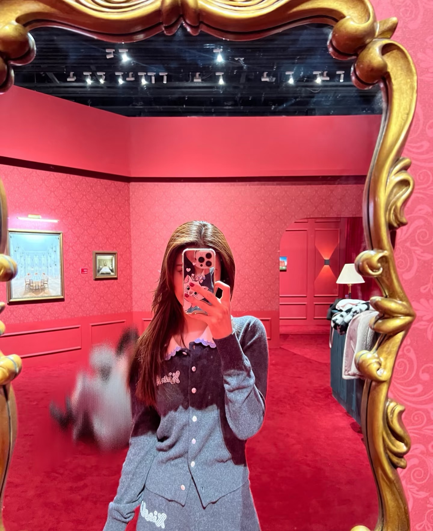 在独属于自己的角落，安放每一种情绪。这面金色雕花的复古镜，照见过晨起时的匆忙，也