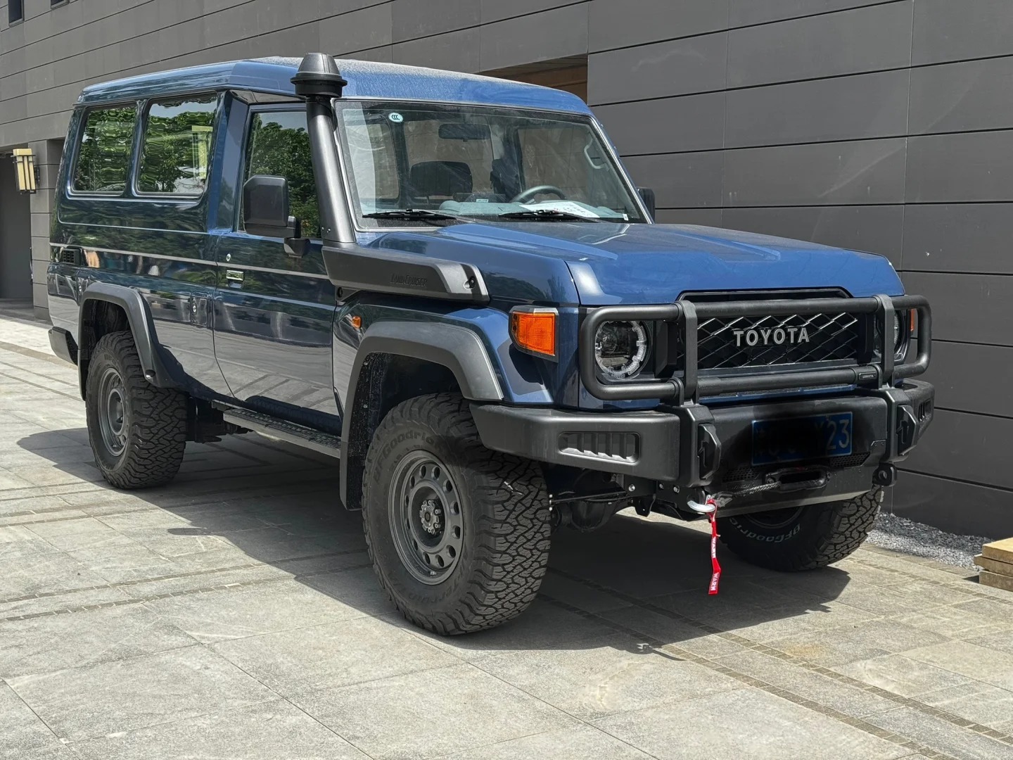 好车分享 国内的丰田LC78基本都是白色或者沙漠黄，这个蓝色倒是蛮好看的，挺个性