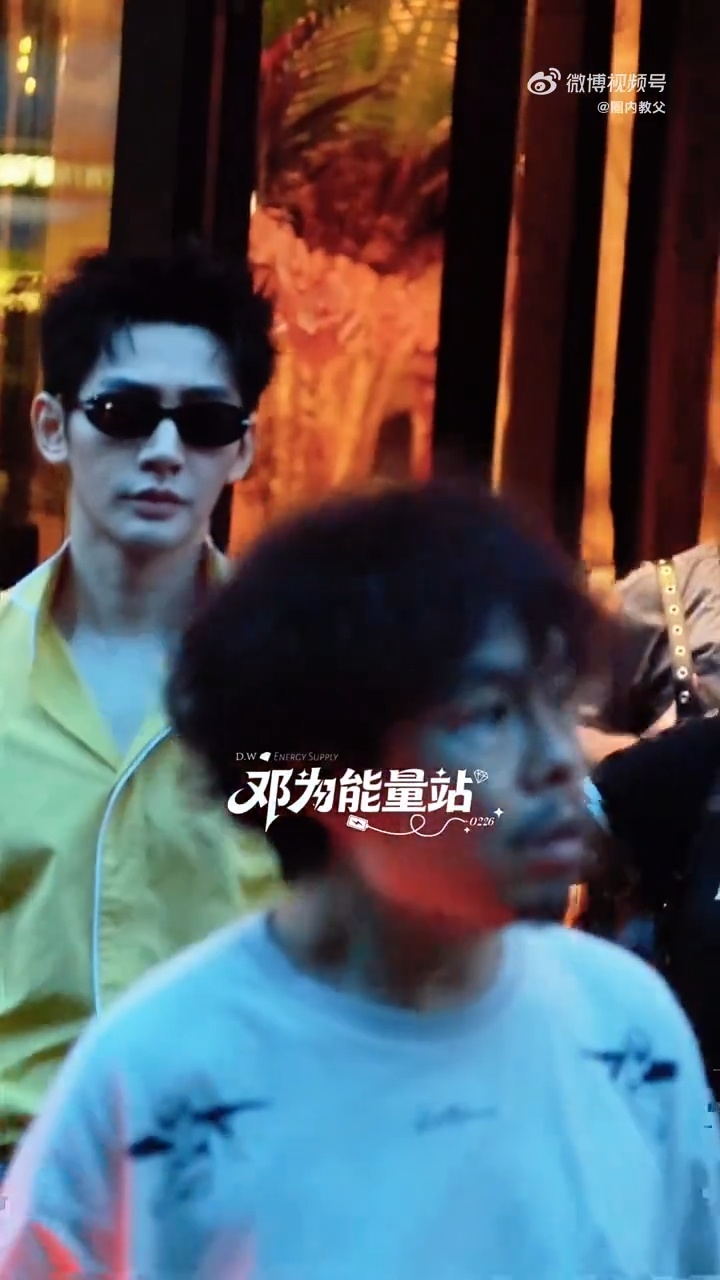 邓为黄衬衫巴黎路透 贵公子本人来巴黎度假了吧！黄衬衫配慵懒发型，手里再拿杯咖啡，