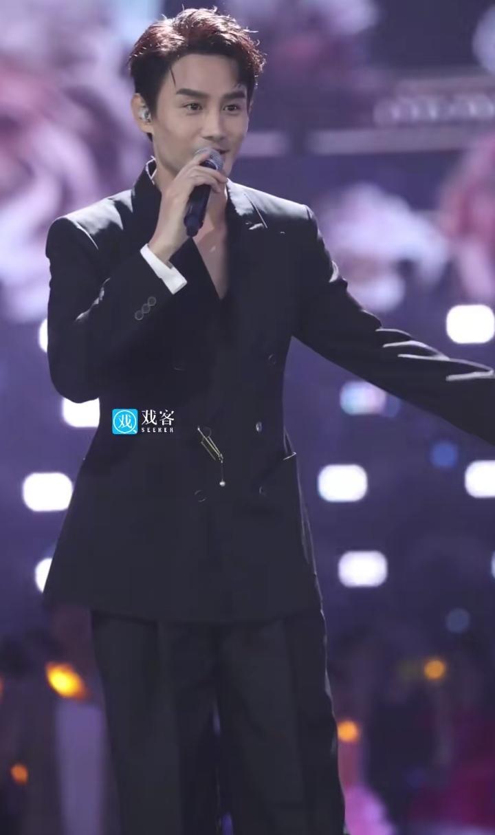 好久没有看到他出来了，现在依然是那么儒雅帅气，身材那么棒，嗓音又那么好，干嘛不去