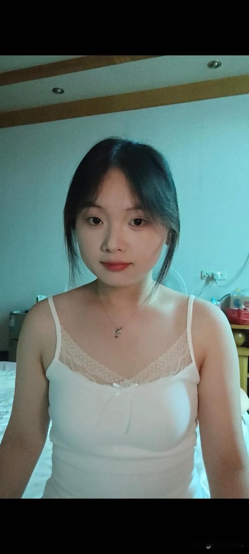 自拍镜头里的少女，  
阳光是最好的滤镜，  
笑容是夏天的入场券。  
每一张