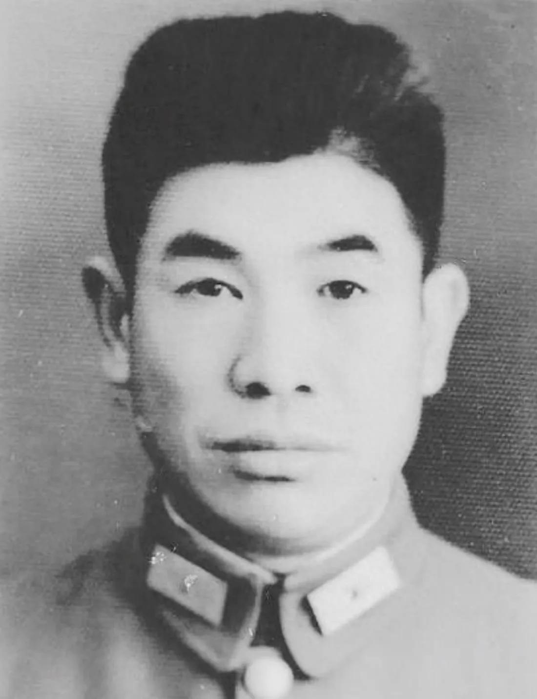 1949年，国军军长高吉人重伤被俘，在医院，他遇到了部下，悄悄对他说：“粪坑水位