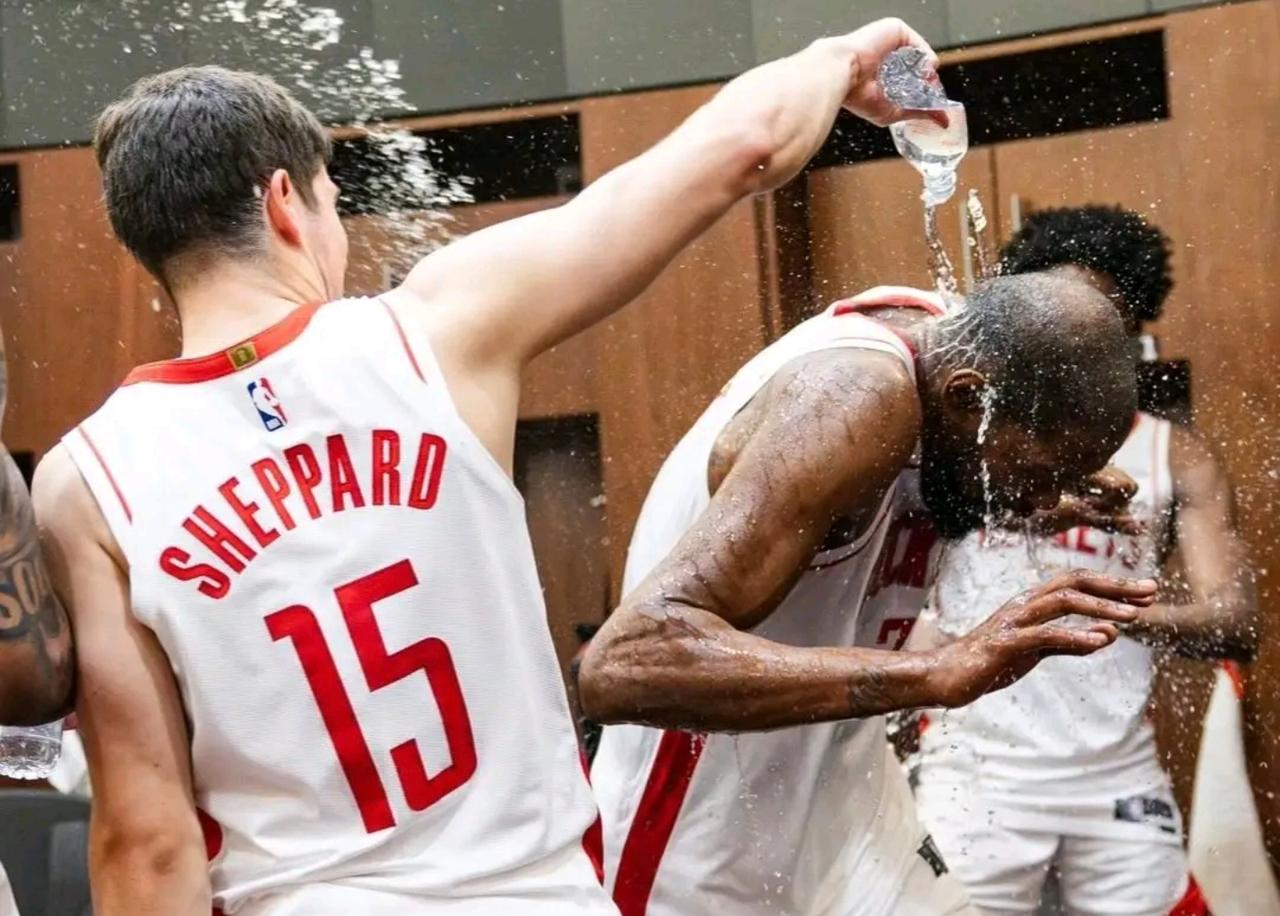 申京目前来说怎么也是个全明星 杜兰特好几次在球场表达对他的不满 还有小号事件 还