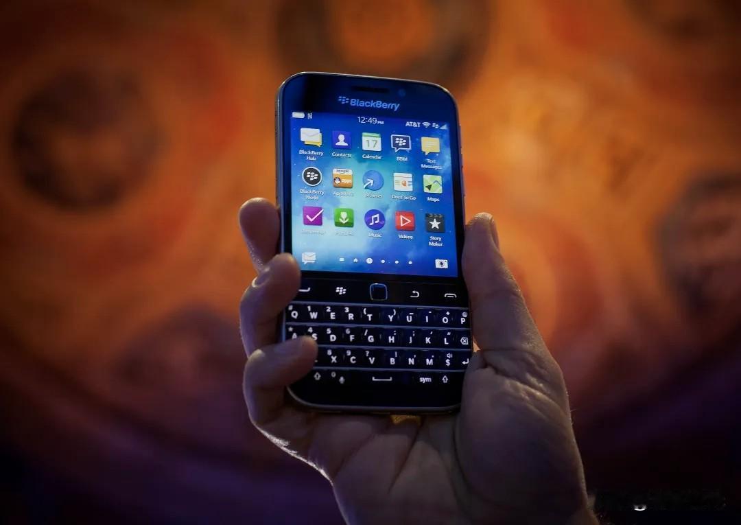 黑莓手机
曾是经典存在
2014年黑莓Passport
是搭载BlackBerr